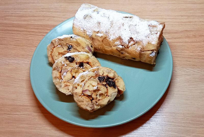 Рулет с яблоками и черносливом