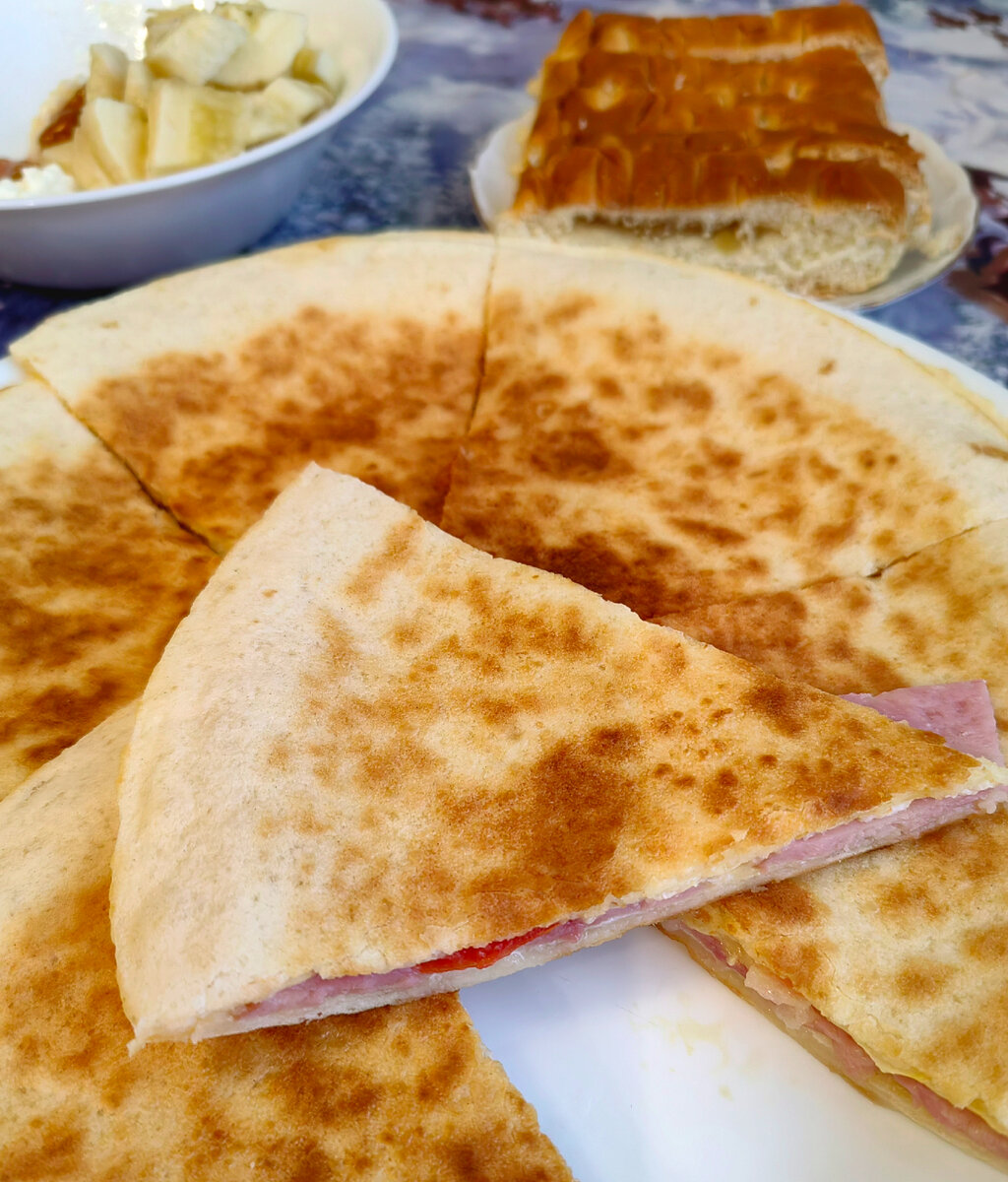 Пшеничные лепешки с ветчиной, сыром и яйцом. Творог с фруктами, булочка с яблоком