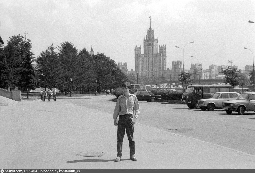 точки e и h делят окружность с центром о на дуги eah. треугольник на диаметре окружности. точки e h делят окружность с центром о на дуги. плоскость проходит через основание. точки а и б делят окружность с центром о на дуги.