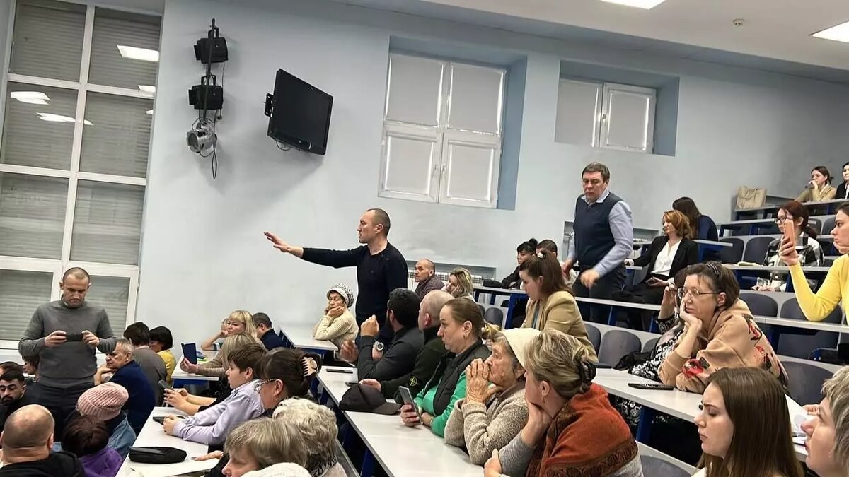     Жильцам обрушившегося дома на Нариманова, 72/3 предложили работать водителями автобусов, чтобы взять ипотеку, сообщает со встречи собственников и властей корреспондент RostovGazeta.