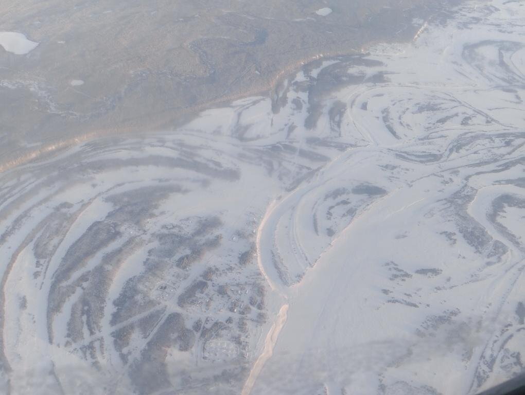 На какой реке якутск. День реки лена. Река сиинэ якутия. Каменный лес на реке лена. Саха якутия ленские столбы.