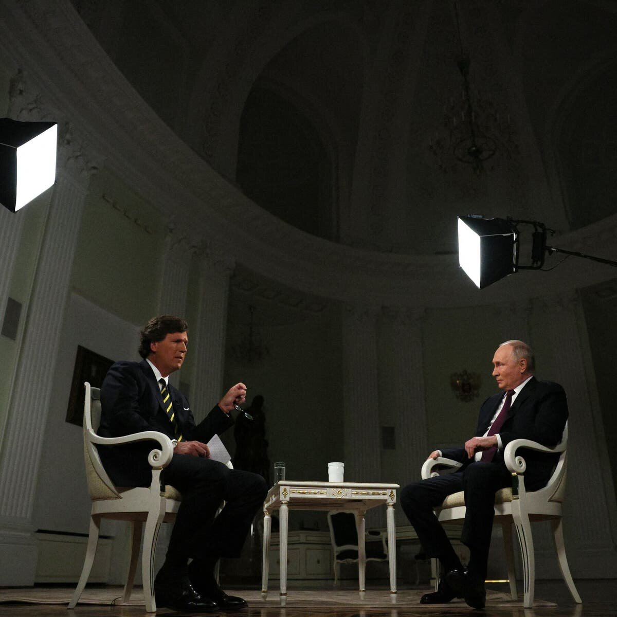 Президент России Владимир Путин беседует с Такером Карлсоном в Кремле в Москве во вторник, на фотографии, опубликованной российскими государственными СМИ.