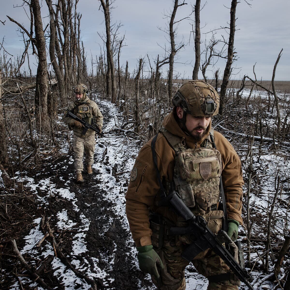 Украинские солдаты возле города Бахмут в прошлом месяце.