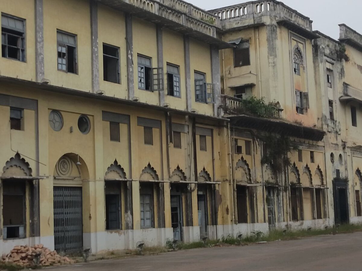 Chattar Manzil or Umbrella Palace