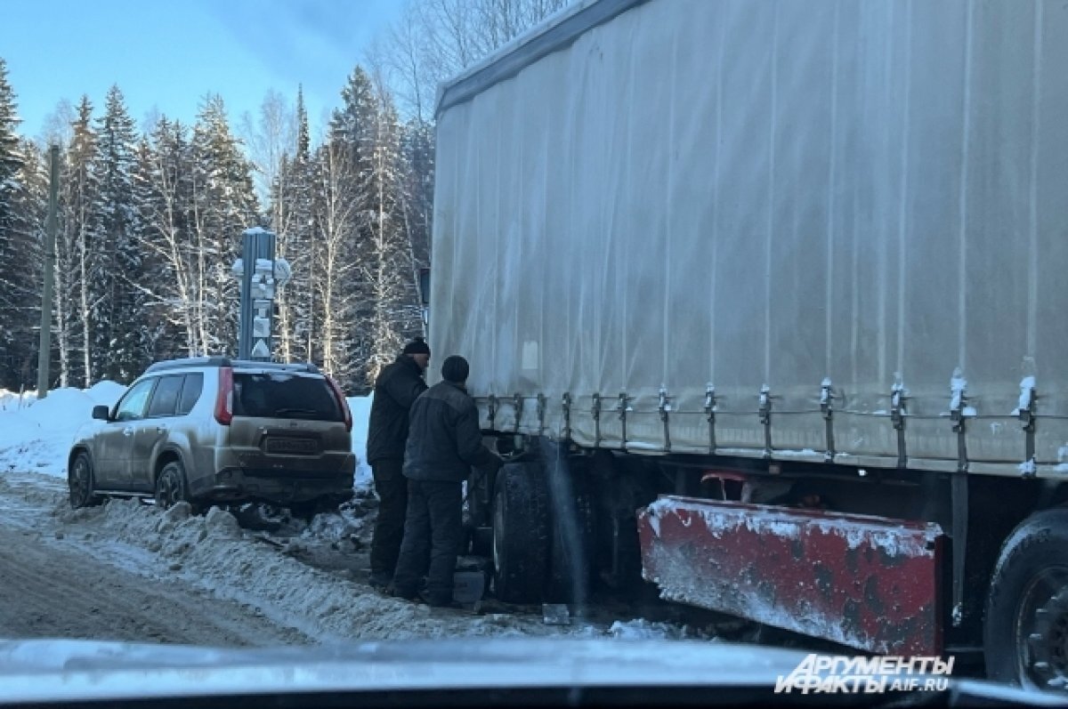 В Прикамье под Нытвой образовалась пробка из-за загородившей проезд фуры |  АиФ–Пермь | Дзен