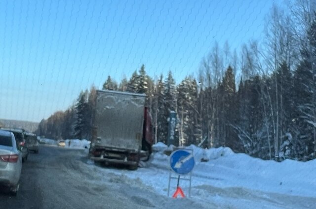    Фура перегородила дорогу под Нытвой. Фото:  АиФ/ Софья Штин,
