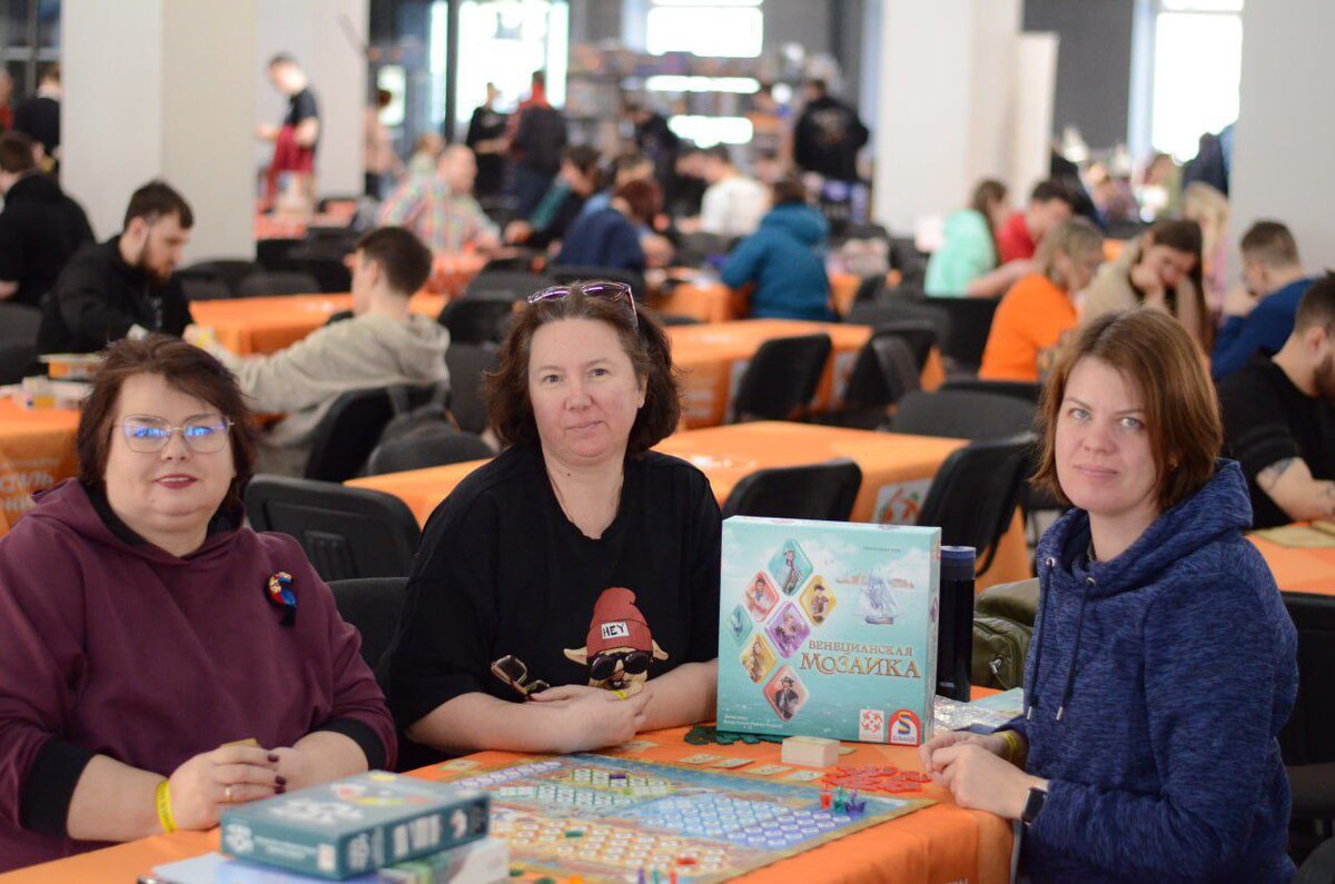 Начали мы с шикарной (спойлер) игры от СТИЛЯ ЖИЗНИ Венецианской мозаики. Наше фото с ней засветили удетна всех новостных пабликах фестиваля😁 Игра гонка, игра пойнт-салат.