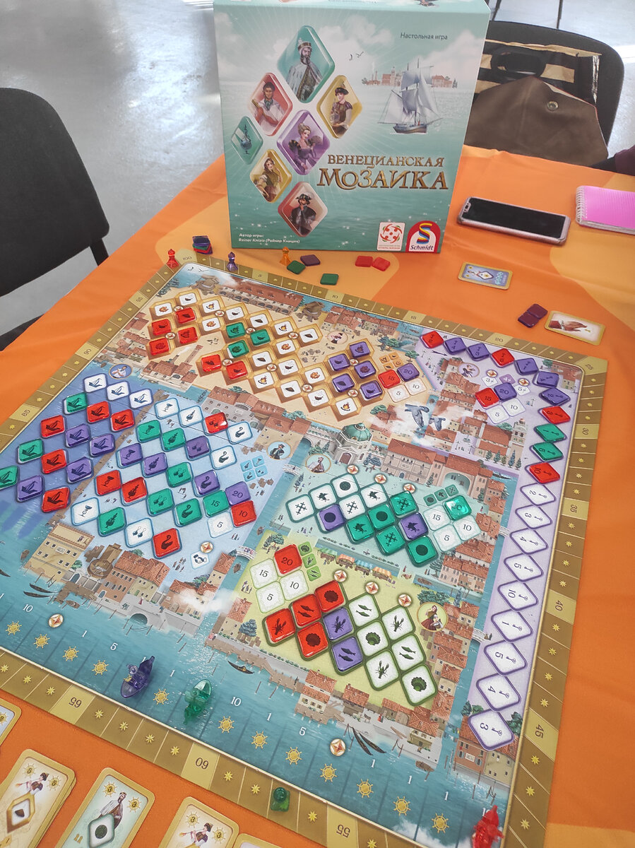 Начали мы с шикарной (спойлер) игры от СТИЛЯ ЖИЗНИ Венецианской мозаики. Наше фото с ней засветили удетна всех новостных пабликах фестиваля😁 Игра гонка, игра пойнт-салат.-3