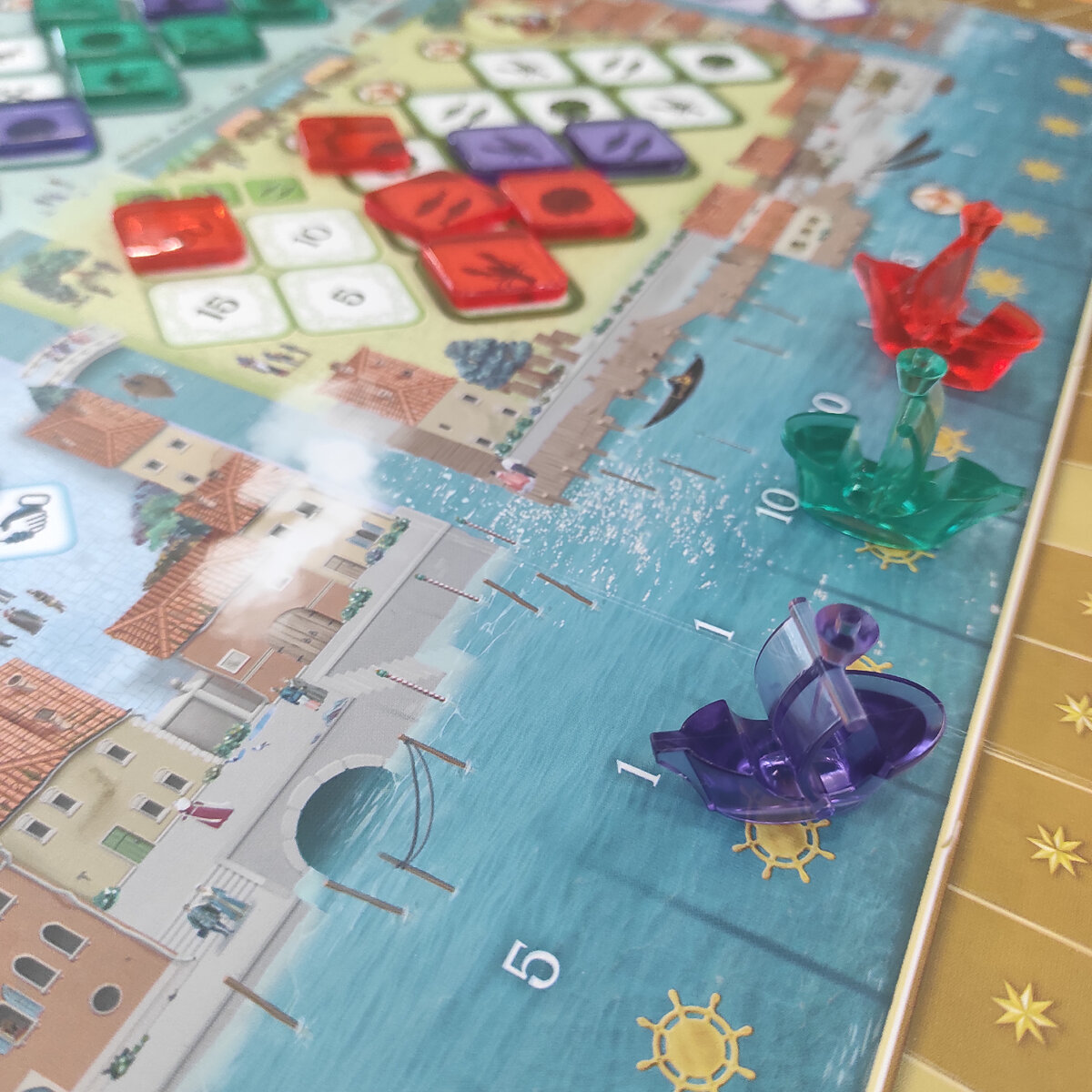 Начали мы с шикарной (спойлер) игры от СТИЛЯ ЖИЗНИ Венецианской мозаики. Наше фото с ней засветили удетна всех новостных пабликах фестиваля😁 Игра гонка, игра пойнт-салат.-4