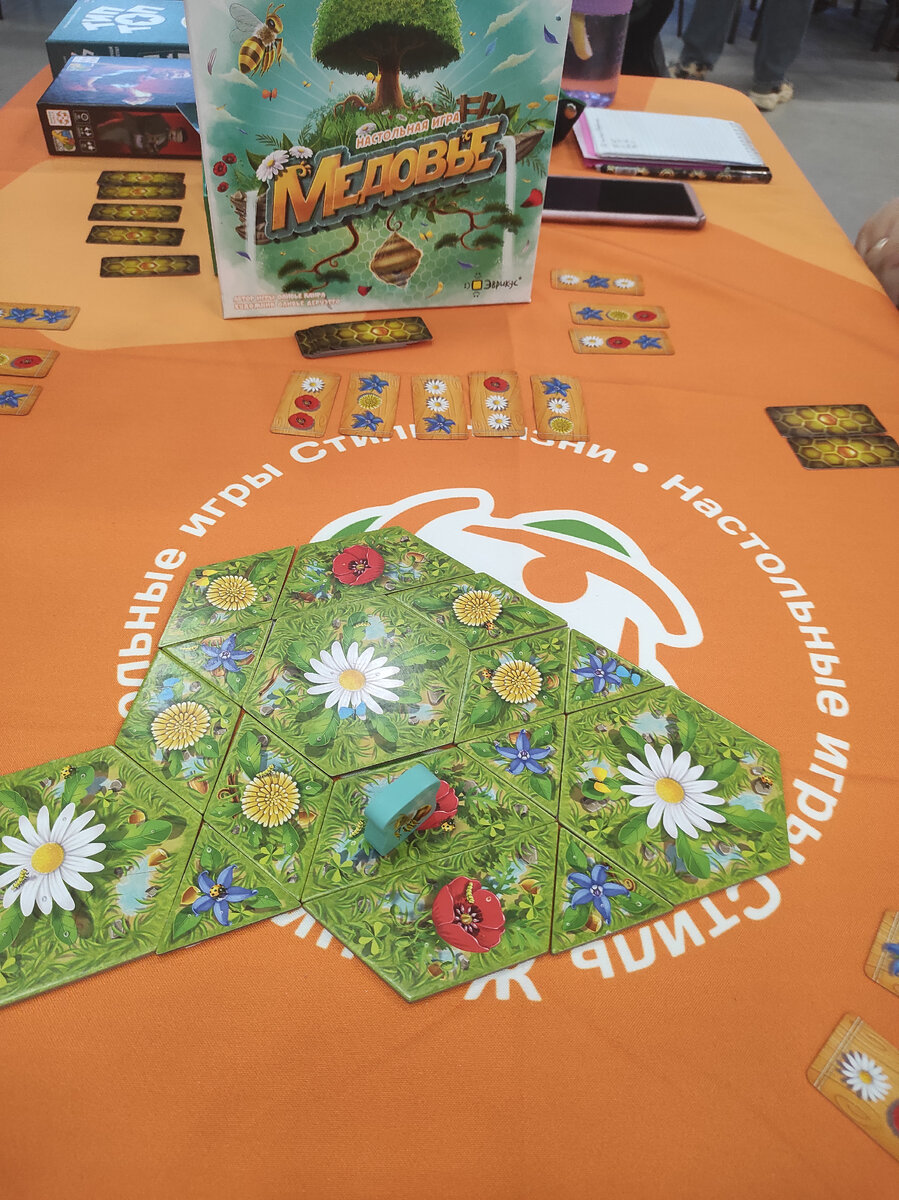 Начали мы с шикарной (спойлер) игры от СТИЛЯ ЖИЗНИ Венецианской мозаики. Наше фото с ней засветили удетна всех новостных пабликах фестиваля😁 Игра гонка, игра пойнт-салат.-14