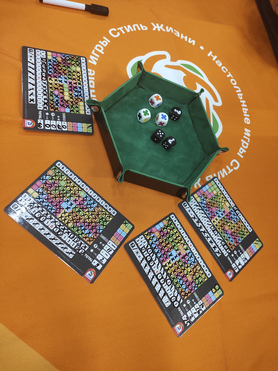 Начали мы с шикарной (спойлер) игры от СТИЛЯ ЖИЗНИ Венецианской мозаики. Наше фото с ней засветили удетна всех новостных пабликах фестиваля😁 Игра гонка, игра пойнт-салат.-22