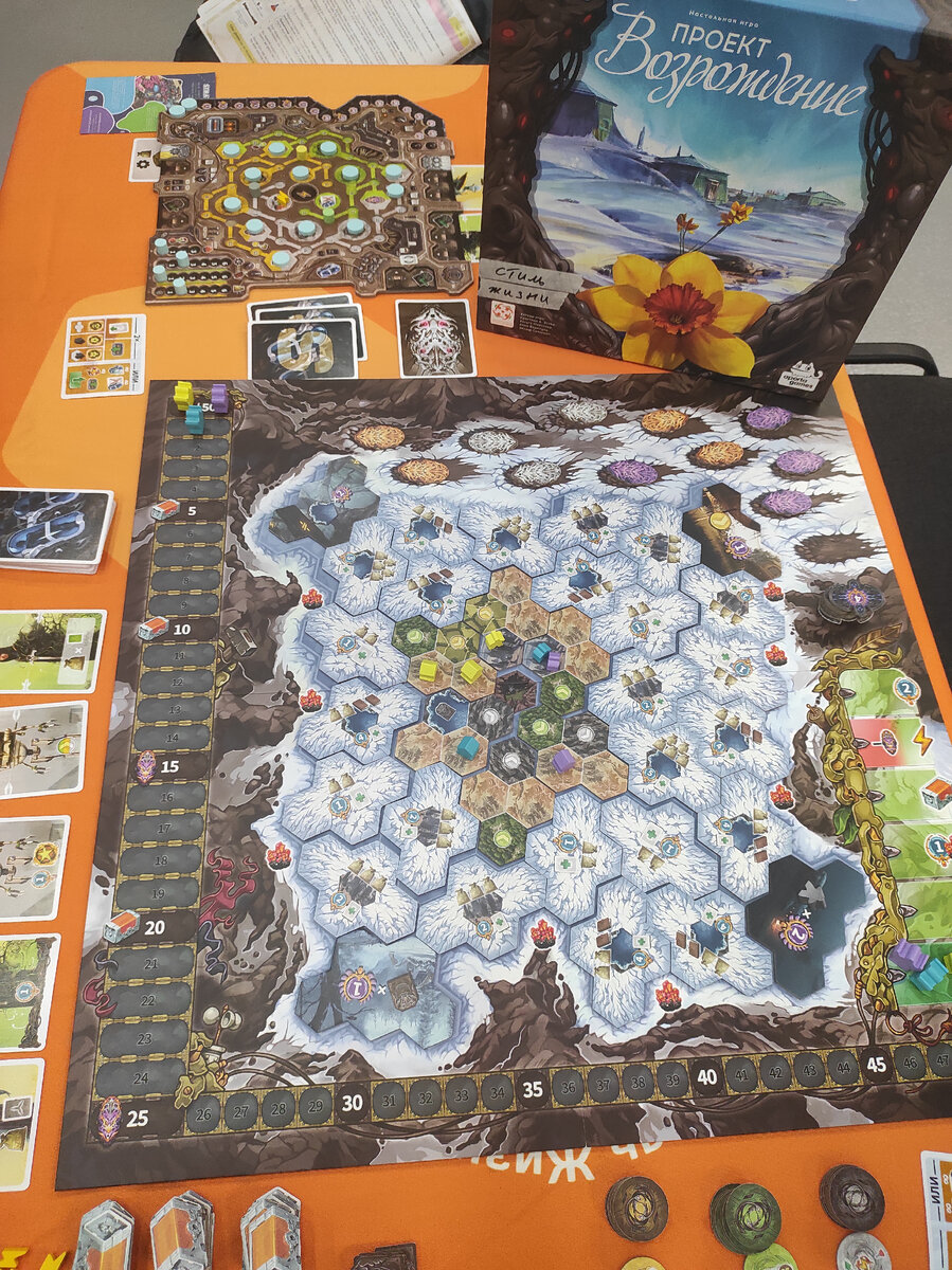 Начали мы с шикарной (спойлер) игры от СТИЛЯ ЖИЗНИ Венецианской мозаики. Наше фото с ней засветили удетна всех новостных пабликах фестиваля😁 Игра гонка, игра пойнт-салат.-23