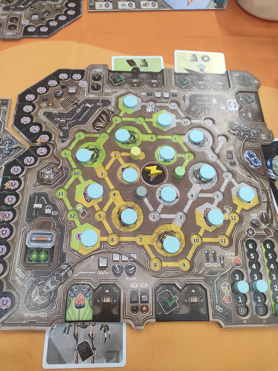 Начали мы с шикарной (спойлер) игры от СТИЛЯ ЖИЗНИ Венецианской мозаики. Наше фото с ней засветили удетна всех новостных пабликах фестиваля😁 Игра гонка, игра пойнт-салат.-24