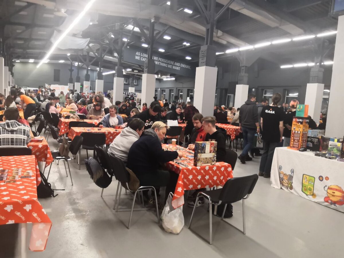 Начали мы с шикарной (спойлер) игры от СТИЛЯ ЖИЗНИ Венецианской мозаики. Наше фото с ней засветили удетна всех новостных пабликах фестиваля😁 Игра гонка, игра пойнт-салат.-26