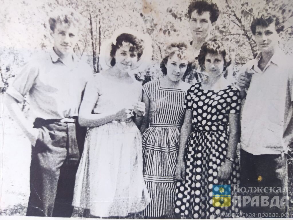 Иван Роженко (крайний слева) с друзьями📷    Человек с календаря: волжанка Таисия Роженко узнала на старой фотографии своего брата
