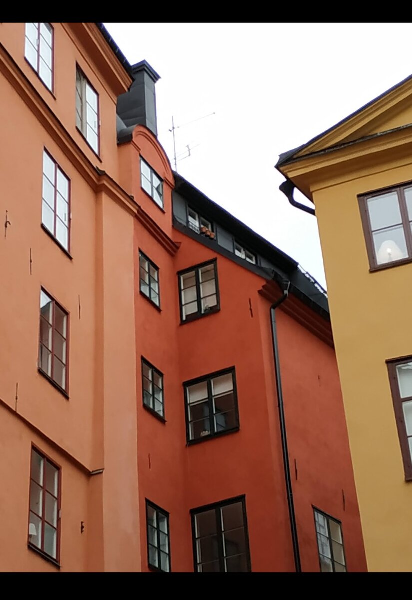 Всё гиды утверждают, что именно на этой крыше жил Карлсон. 