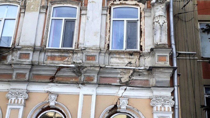 памятник у собора василия блаженного. триумфальная арка москвы архитектура. скульптура в архитектуре. шедевры архитектуры и скульптуры. картинки памятника архитектуры.