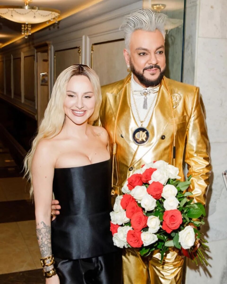 «Hobby» — это песня-совет от хорошего друга, — говорит Филип.. - Для молодой девушки, пережившей сильное разочарование в любви и находящейся на грани, встреча и общение с кем-то опытным - это спасательный круг.  Ведь каждый «тонет» в любви и с улыбкой вспоминает самые трудные и трудные времена.  Главное выжить в этом сезоне. И получите поддержку, защиту и советы консультанта.  Я очень рад такому замечательному сотрудничеству с талантливой Анной Асти.   То есть это не только взаимовыгодное сотрудничество артистов с несколько разным фан-кругом, но и «песня поддержки», «песня-совет».. Критическое мышление сразу в чем-то снижается, но… с песней все равно что-то не так.
  «Хобби» начинается с цитаты Филиппа Киркорова.  Хотя его вроде бы никто не спрашивал, герой тут же начал давать советы.. Припев вроде бы объясняет, что это такое, но поется двумя голосами, хотя в сюжете не указан диалог, а только один.. В результате чудесный потенциал текста («Опять нервы жжешь, если так, то что? Лучше быть полной собакой, чем позволить себя уничтожить»), тратится впустую, поскольку прямо не реализуется. связанный.  с любыми исполнителями. Из-за этого «проседают» все остальные старания: тяжелая подготовка, наболевший вокал Анны, знакомый голос Киркорова… Я бы не назвал мелодию Димы Лоррейна запоминающейся, но благодаря высокой раскрутке песня вышла на Яндексе.  Таблица прослушивания музыки. И не сразу, а спустя больше недели после релиза.  Видимо, чтобы понять, что на него нажали, пользователи неоднократно нажимали «Играть» и постепенно участвовали.  Посмотрим, как долго продлится этот успех.