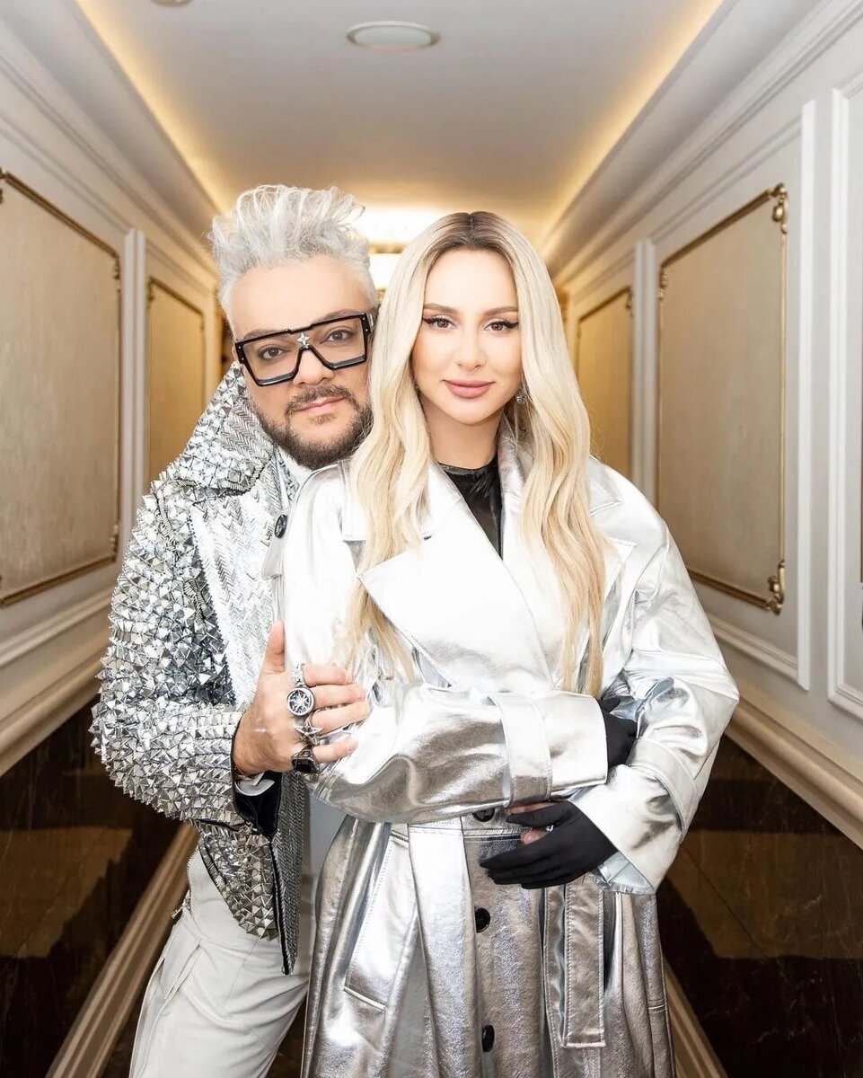 Дебют совместной песни «Хобби», вышедшей накануне дня рождения Филиппа Киркорова, посвящен личной истории артистов.    Его сопровождала трогательная история о том, как Анна Асти пришла к Филиппу Киркорову за советом по поводу личной жизни.. «У этой песни для меня особая и личная история… Надеюсь, вы почувствуете близость ко мне, когда услышите ее.. Музыка – это любовь, которую дал мне Бог, и этот дар я с честью и уважением пронесу через всю свою жизнь!  В любое время я буду исцелять сердца людей, как умею…» — написала Анна в своих социальных сетях.
  - Наш разговор получился очень честным, искренним и с выслушиванием историй его жизни.. «Это всегда особое удовольствие», — вспоминает Анна.  - И родилась идея песни, которую Дима Лорен легко воплотил в жизнь за несколько дней.. Анна Асти: Когда мы создавали дуэт, который я написала для Димы, не было песни о молодой женщине, которая имела большой опыт и столкнулась с большой болью, предательством и разочарованием в жизни, но, несмотря ни на что, сохранила в себе свет, любовь, красота и вера в лучшее. Асти: «Через три дня Дима прислал мне демо «Хобби», которое я был рад услышать.  Мы отправили его Филиппу и встретились с ним в студии при первой же возможности.
