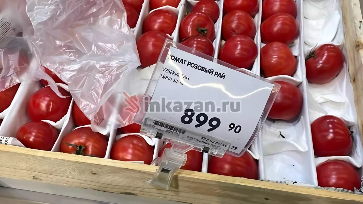     Жители Казани возмутились ростом цен на овощи в местных продуктовых магазинах. Кадры шокирующих покупателей ценников Inkazan прислали читатели.