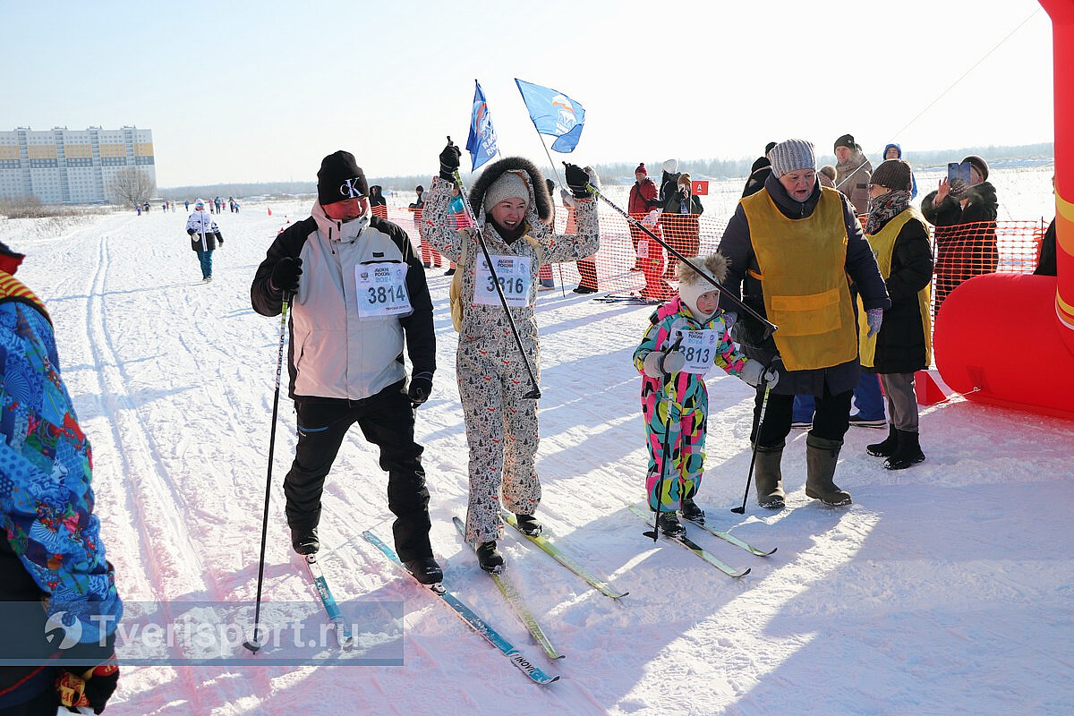 вечер настольных игр. люди играющие в настольные игры. игры для всей семьи. настольные игры для детей. семья игра для детей.