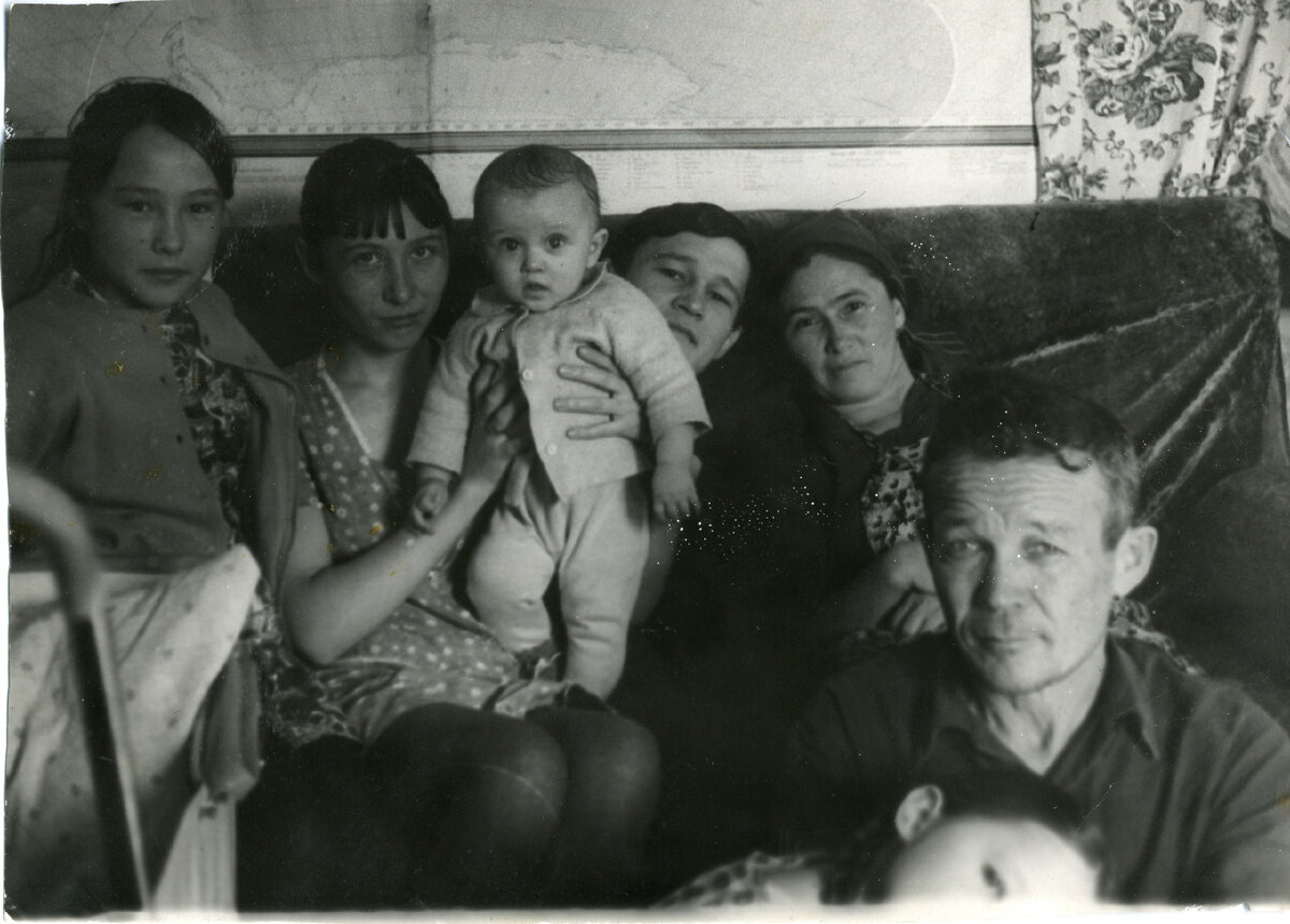 Здесь: Я на руках у мамы, папа, бабушка Валя, дед Сергей и мои тетки. Листайте