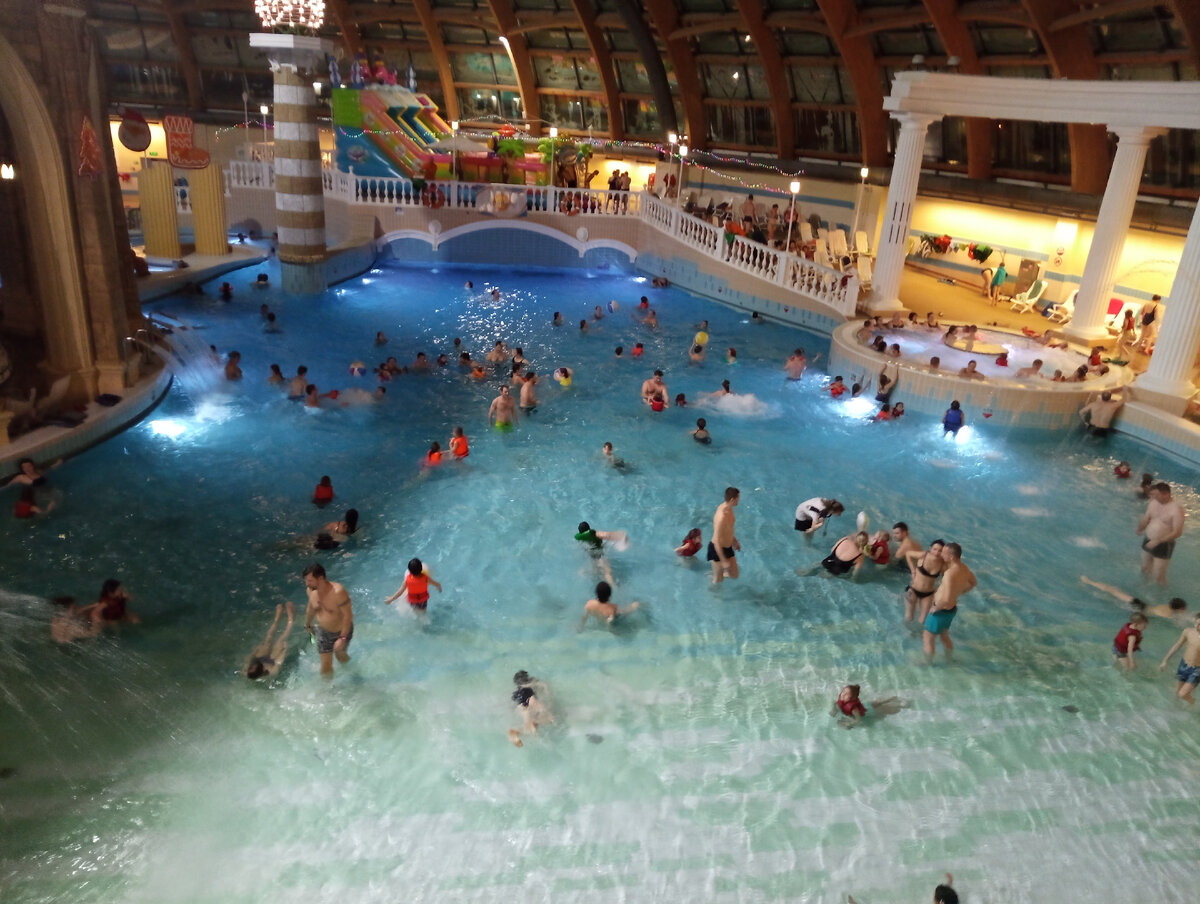 Это при входе, но ракурс с верхнего этажа