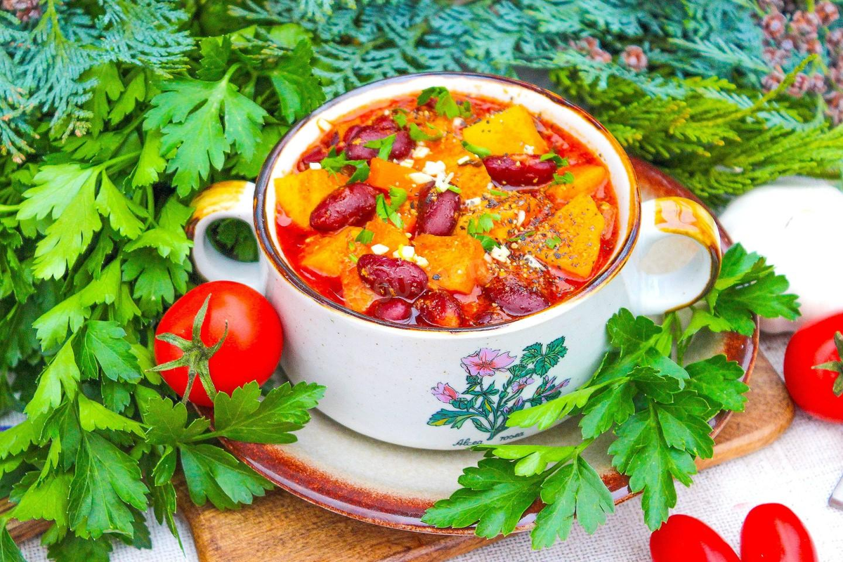 Мясо с картофелем, луком и сыром