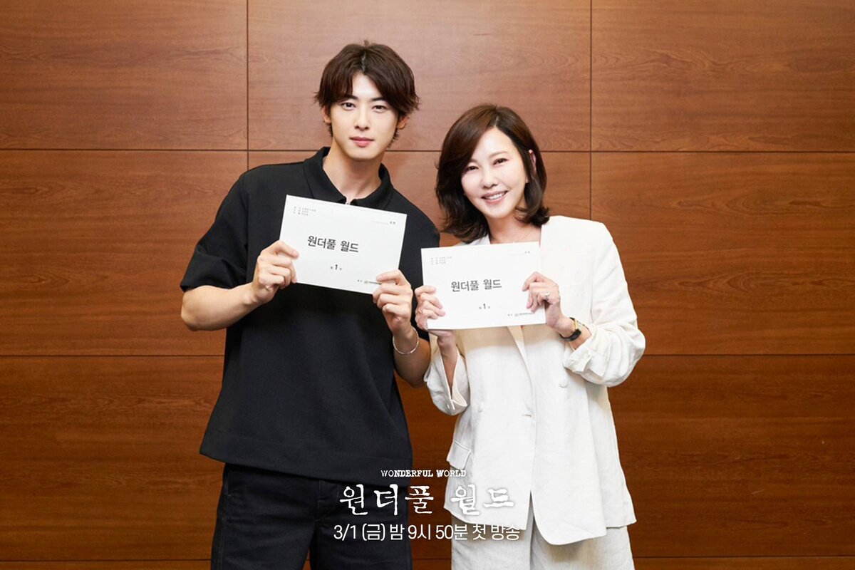 айкон чану сф9 чани астро мунбин. сколько лет айдолам. айдолы кореи. хосок джей хоуп. Ive участницы kpop.