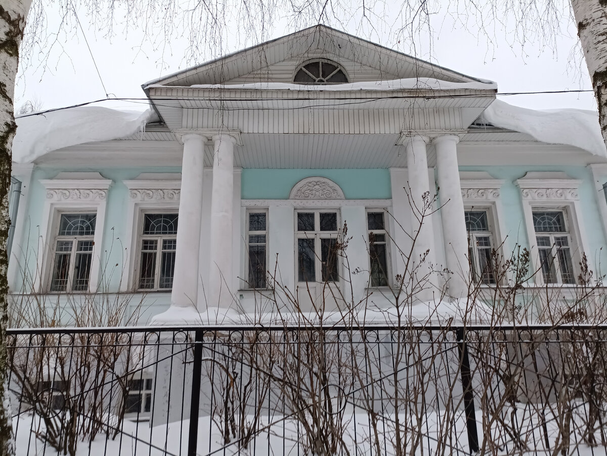 Усадьба князей Голицыных, где в настоящее время размещается Литературно-музыкальный музей. Фото автора 2024 г.