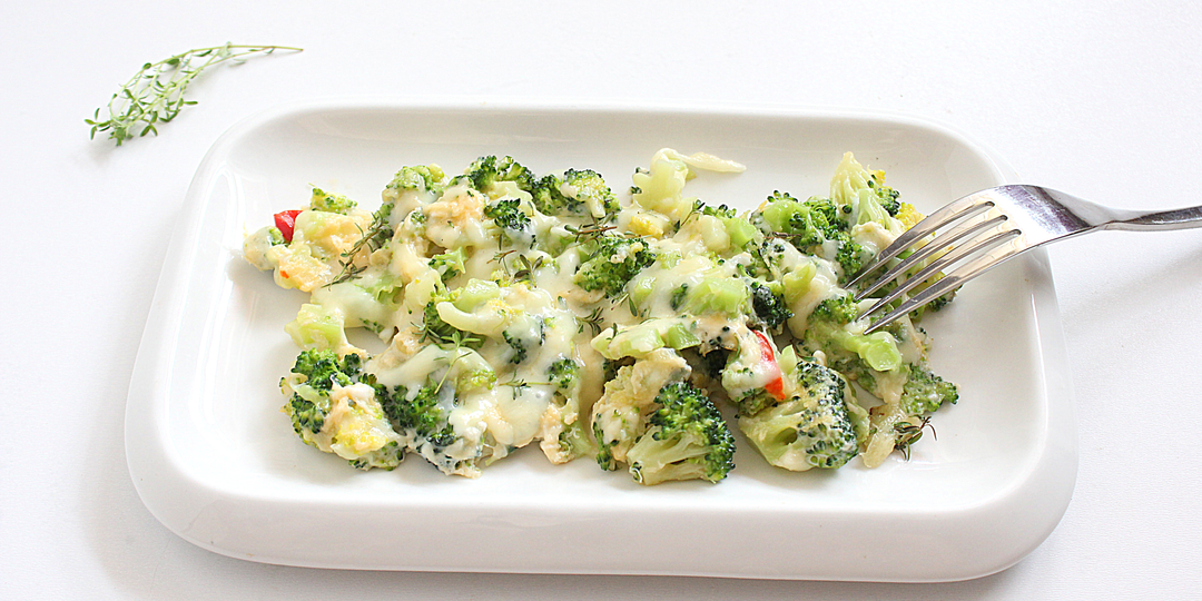 Рецепт брокколи на сковороде с яйцом и сыром