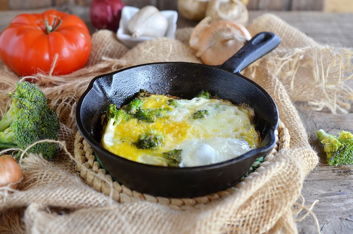 Рецепт брокколи на сковороде с яйцом и сыром | Еда от ШефМаркет | Дзен