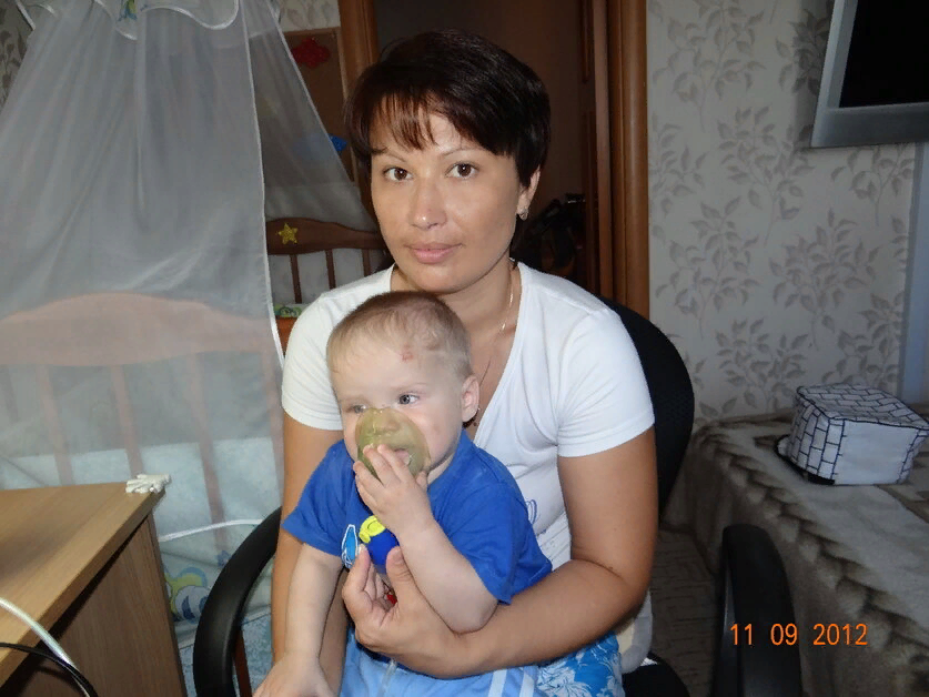 Как его в Доме ребенка выдрессировали. Ему полутора лет нет, а маску он держит себе сам. 