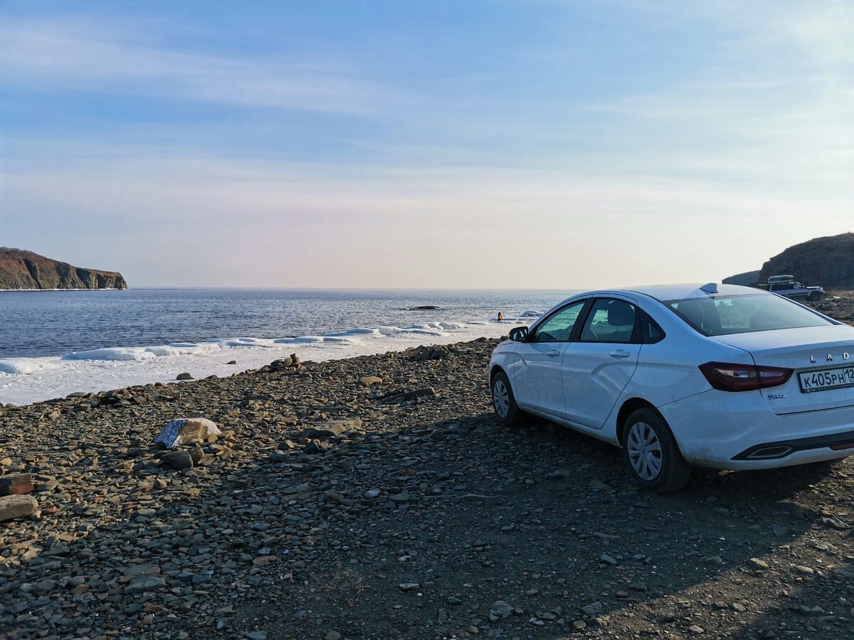 Веста NG на прогулке на Русском острове в бухте Карпинского