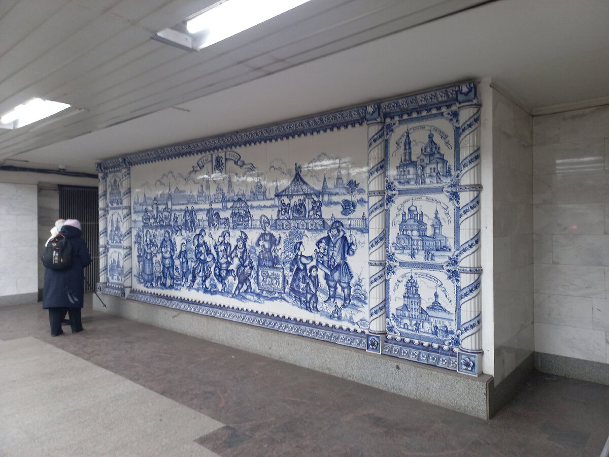 Вот такое панно у выходов 2 и 3