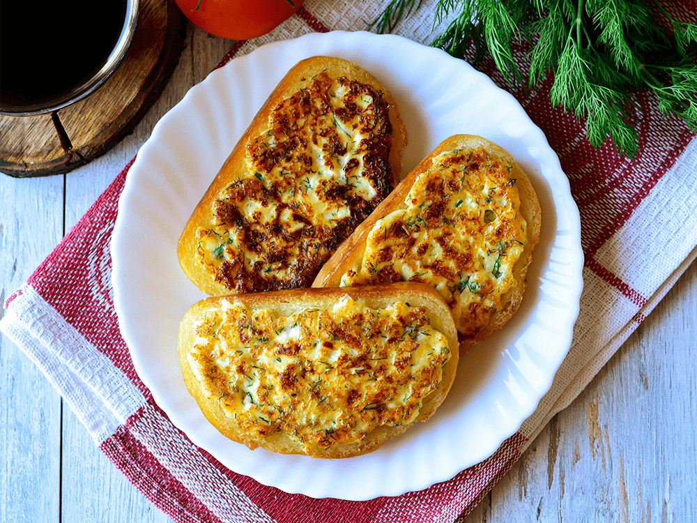 Гренки из белого хлеба с яйцом, молоком и сыром на сковороде