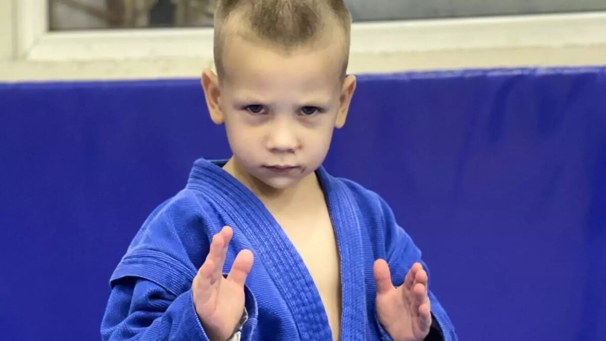     В немецких соцсетях завирусилось видео с четырехлетним самбистом Аланом Грековым (на фото) из Первомайского в новой Москве. Ребенок усердно тренируется и одним своим решительным видом заставляет соперников пятиться.