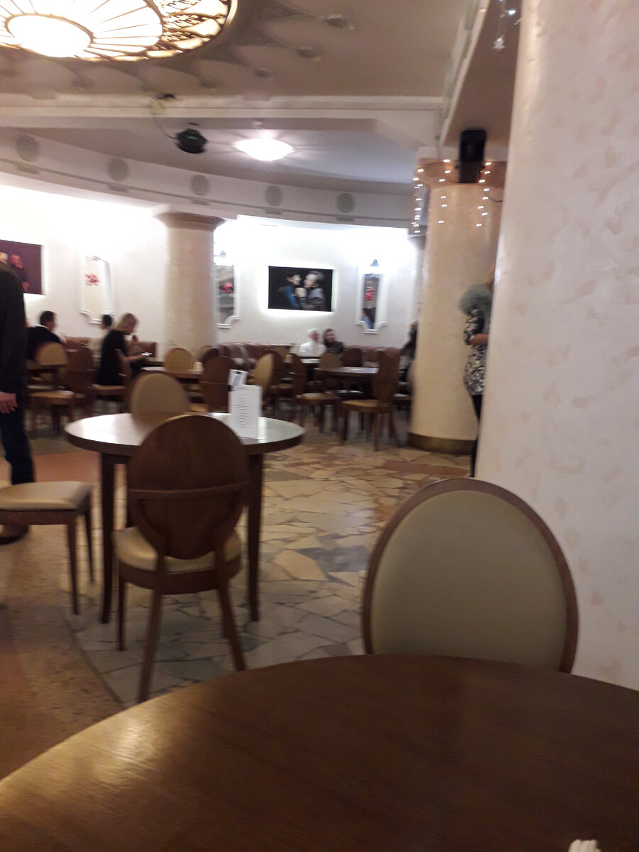 Столики в кафе