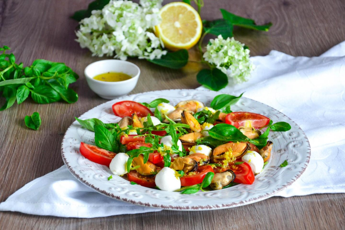 Салаты с мидиями и помидорами, 13 пошаговых рецептов с фото на сайте «Еда»