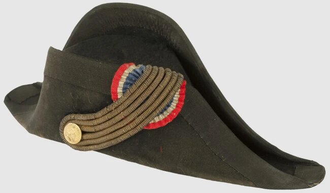 Одна из шляп Наполеона, украшенная его обычной красно-бело-синей кокардой. Это символизировало его революционные идеалы. 