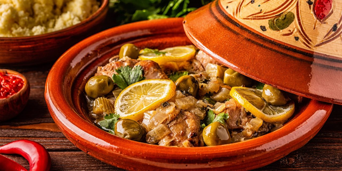 Марокканский тажин с ягненком и курагой — это ароматное, насыщенное блюдо, в котором сочетаются нежное мясо, сладость кураги и богатство восточных специй.-2