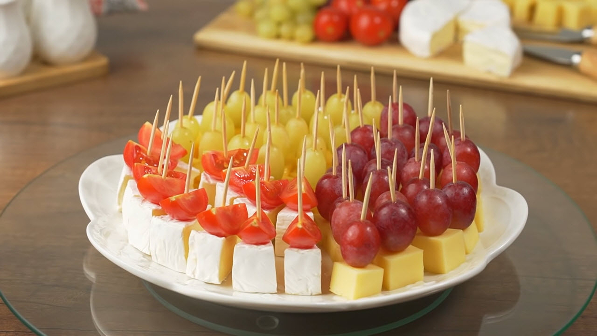 канапе. закуски для фуршета. канапе мухоморчики с черри. красивые закуски. фуршет на шпажках.