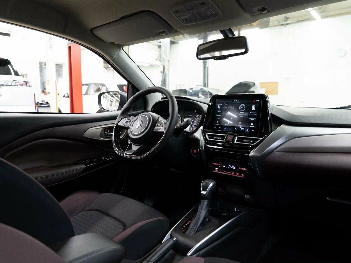 В салоне модели.