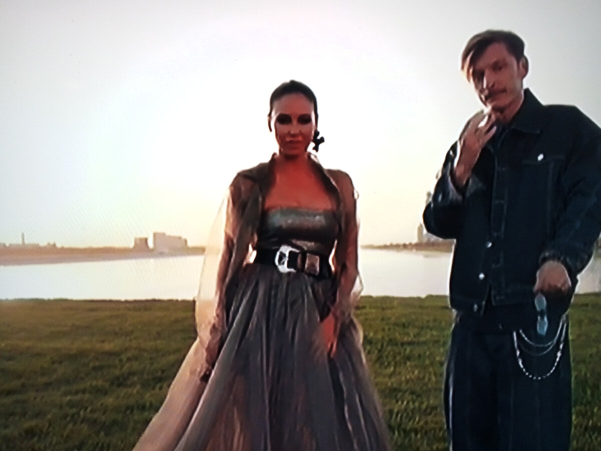 одинокий человек на берегу моря. одинокий человек. мужской силуэт на море. одинокий человек в толпе. миллионы одиночек.