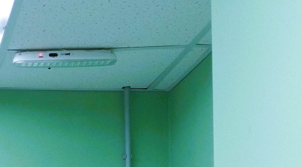 Светильник аварийного освещения, работающий на аккумуляторе