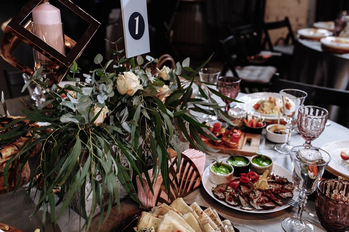 Вариант сервировки стола на свадьбу от Chalfei Catering