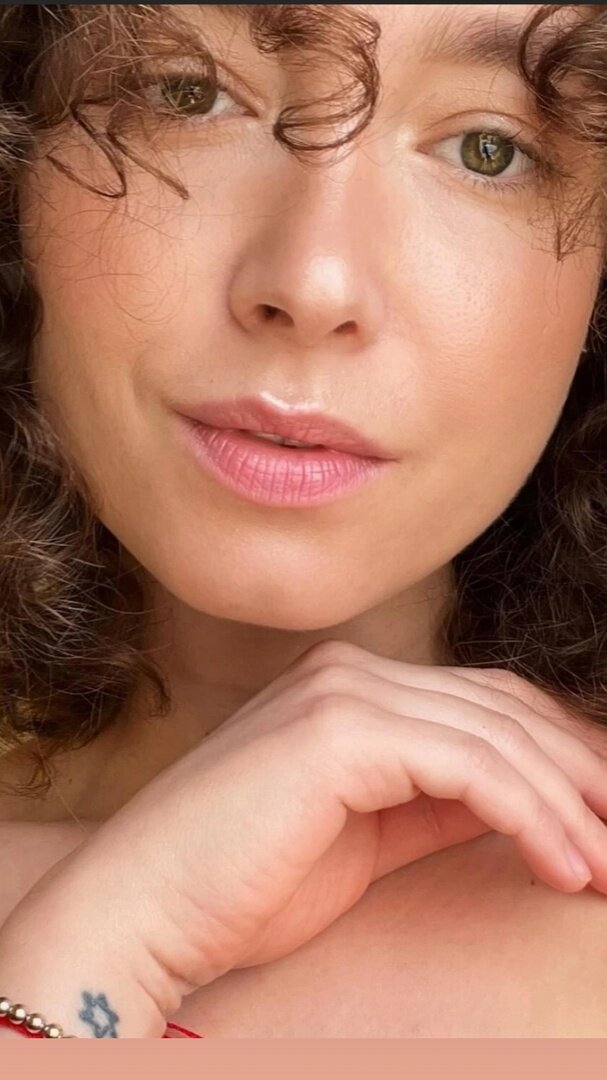 Сыграла Юлия Маргулис- российская актриса театра и кино, 36 лет.