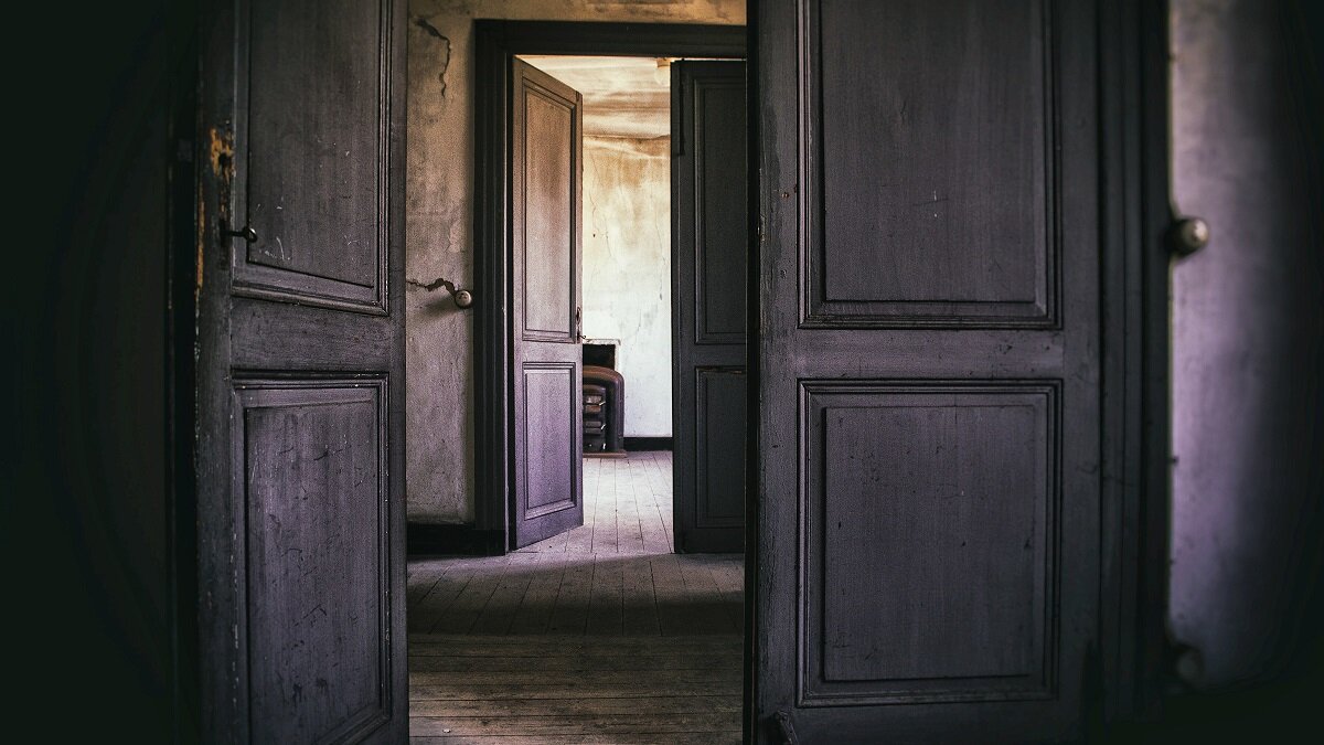 Открытая дверь. Старая дверь. Старая деревянная дверь. Открытые старинные двери. Загадочная квартира