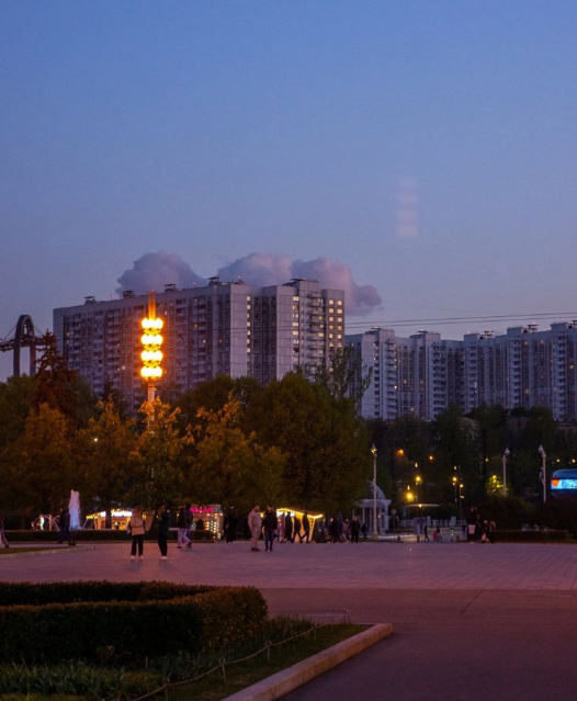 Наступает вечер засыпает город знай на этом. Доброй ночи город. Засыпает город знай на этом свете ты кому-то дорог. Осень ночь. Открытки наступает вечер засыпает город.