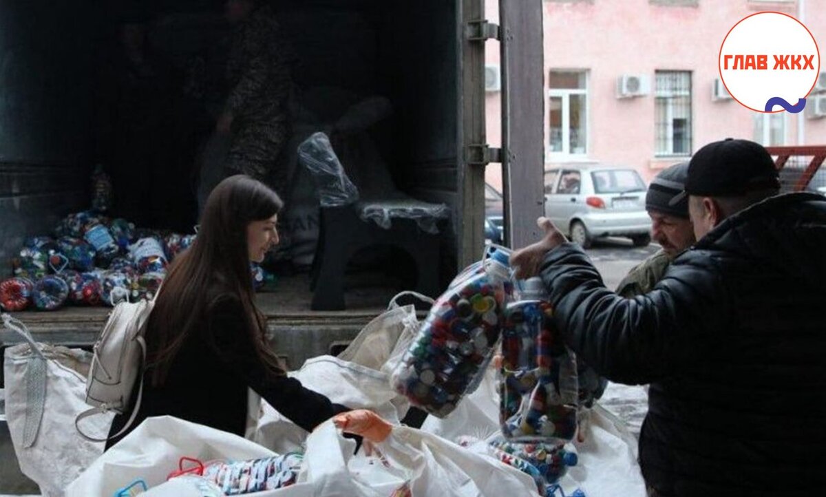 На Кубани появились лавочки из переработанных пластиковых крышек 